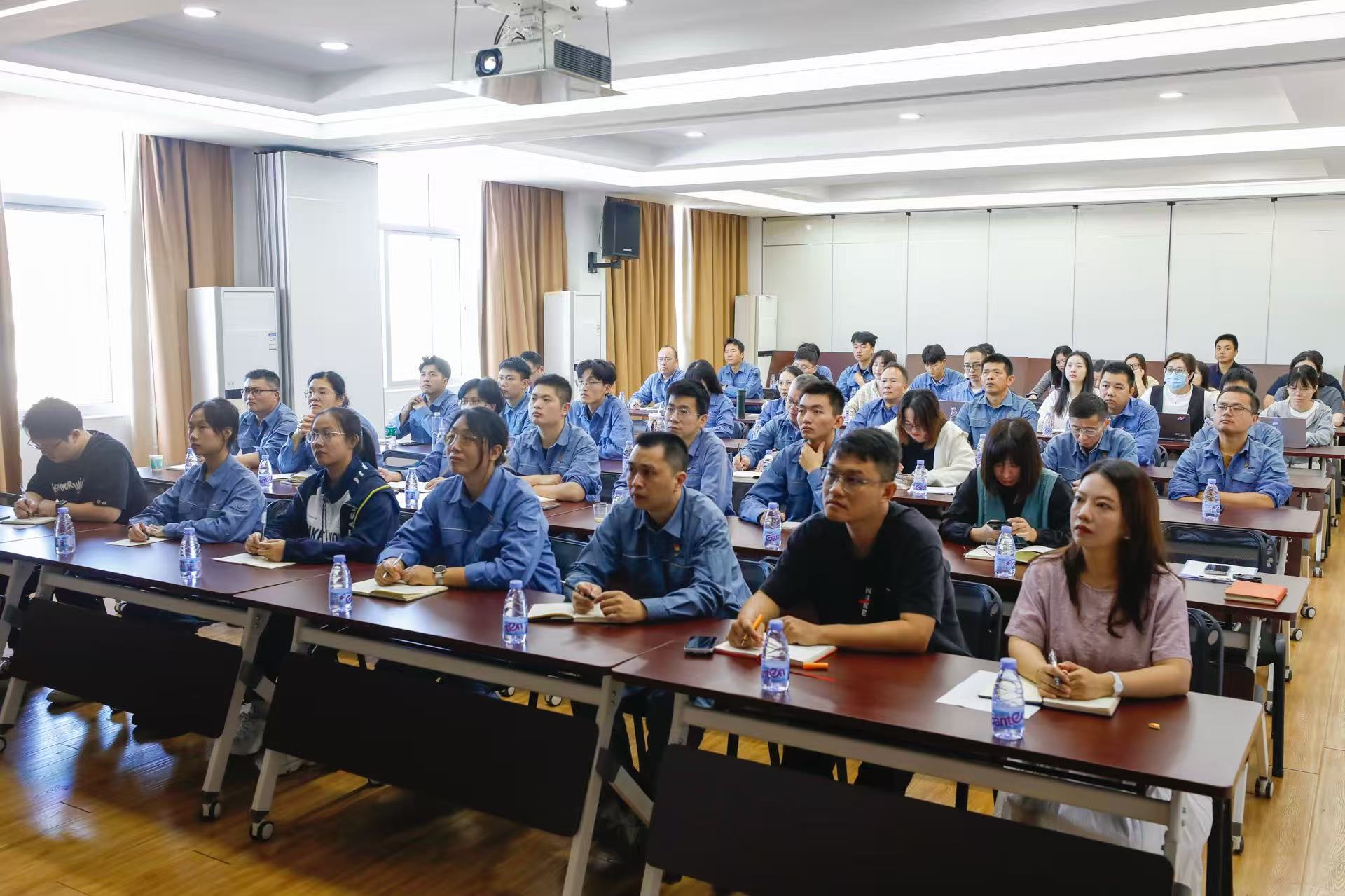 PlayAceÖ±ÓªµÚÒ»Æ·ÅÆÌìÉúÓ®¼ÒÒ»ÆðÙÉÐÐ